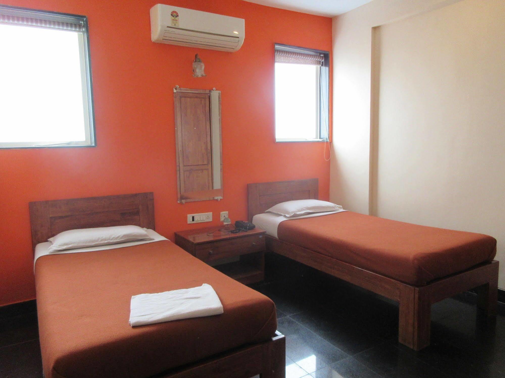 Hotel Q Deck Mumbai Kültér fotó