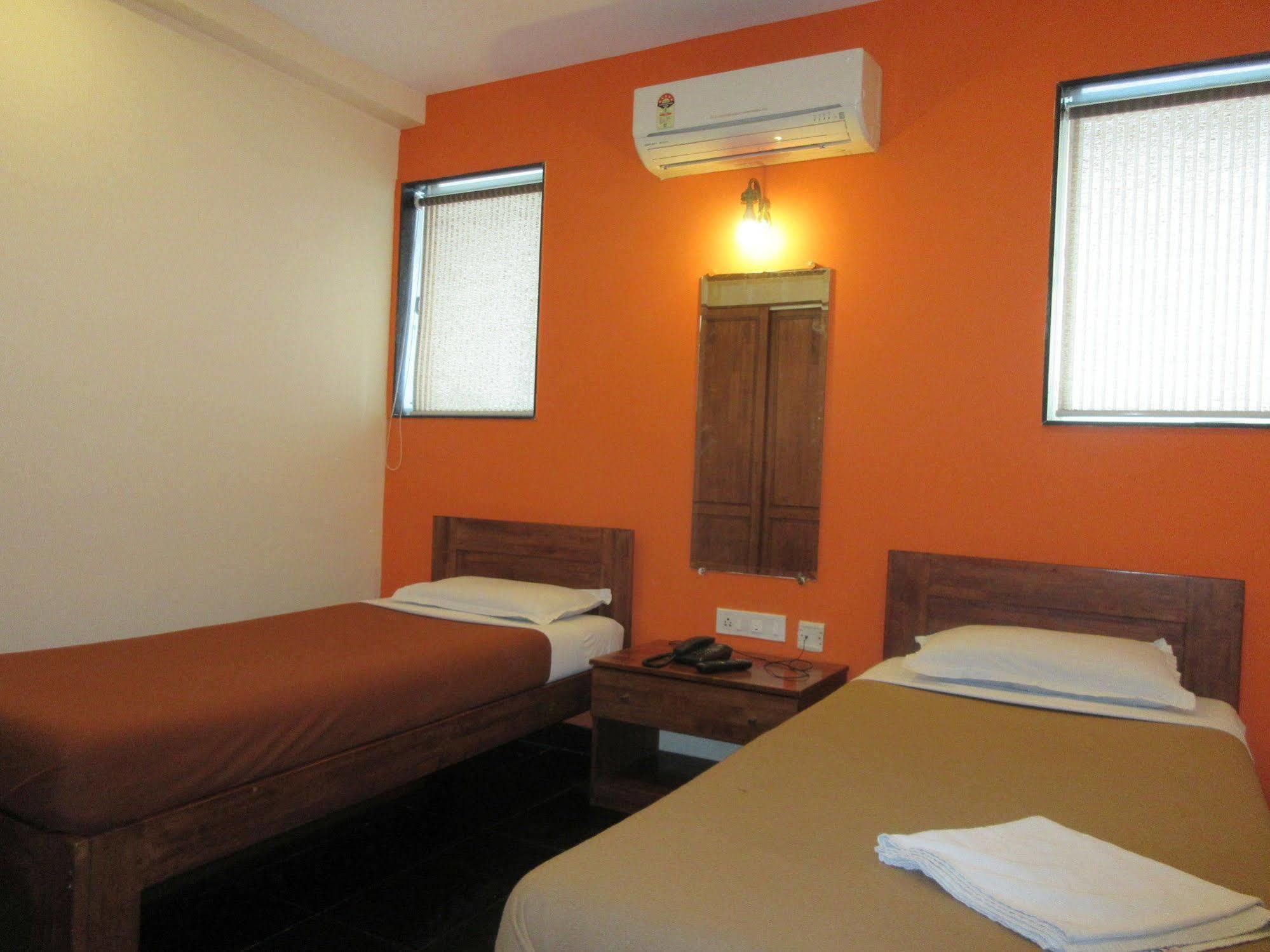 Hotel Q Deck Mumbai Kültér fotó