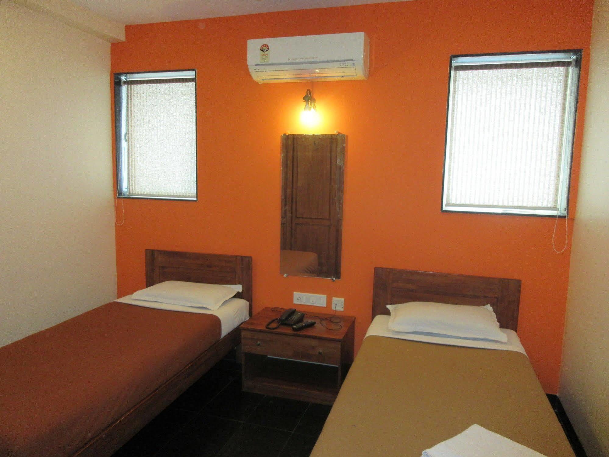 Hotel Q Deck Mumbai Kültér fotó