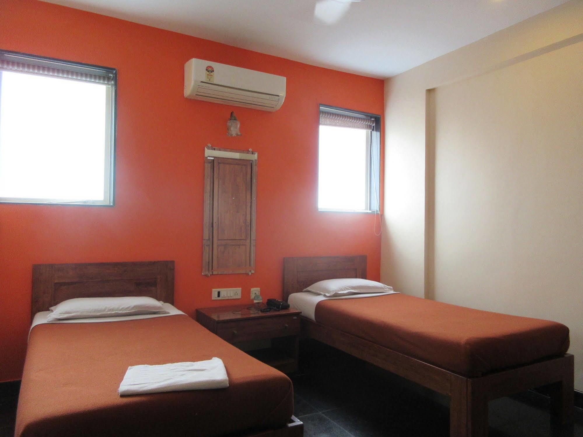 Hotel Q Deck Mumbai Kültér fotó