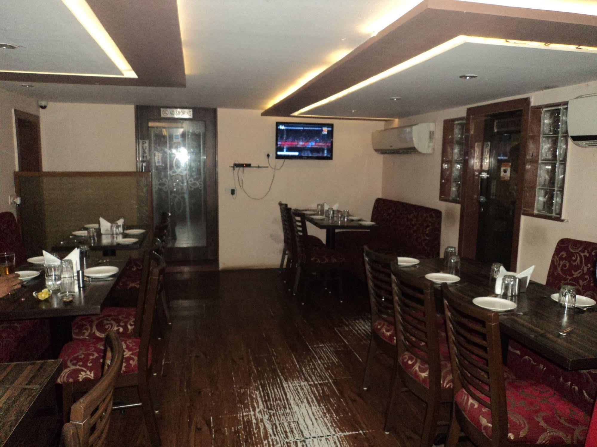 Hotel Q Deck Mumbai Kültér fotó