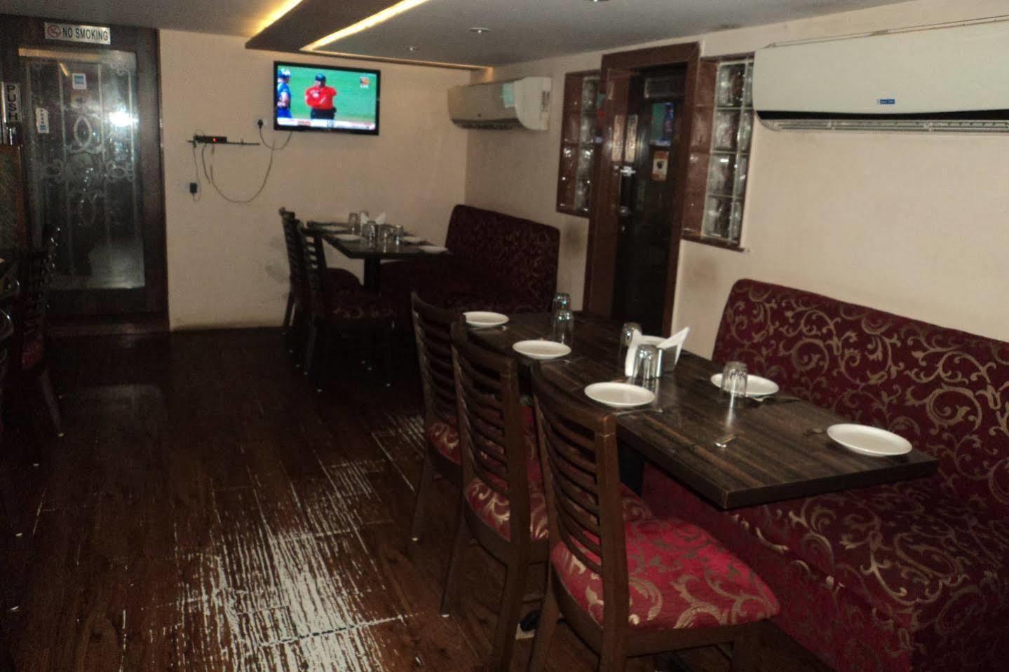 Hotel Q Deck Mumbai Kültér fotó