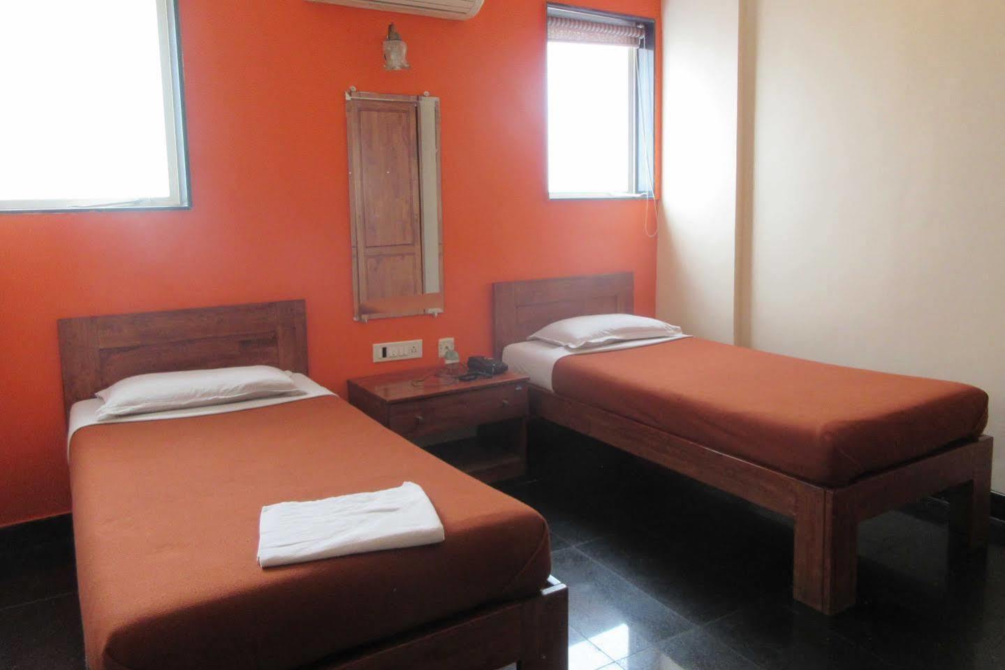 Hotel Q Deck Mumbai Kültér fotó
